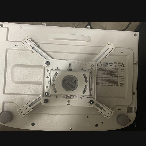 NEC MODEL No. NP-PA550W
Projector
100-240V~ 50/60Hz 5.1-2.1A - Picture 3 of 5